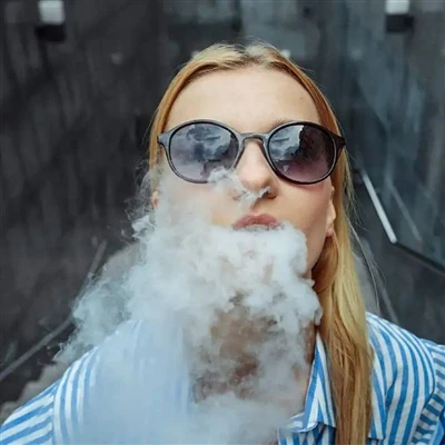 Spôsobí vaping bolesť hrdla?
