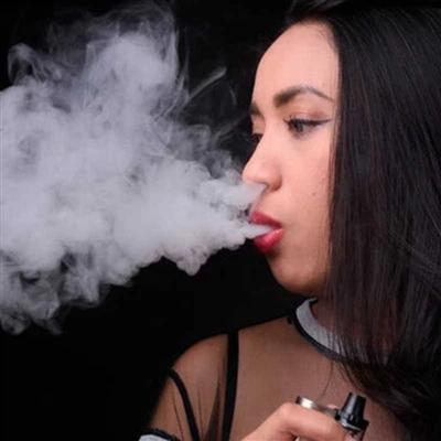 Sú jednorazové e-cigarety bezpečnejšie ako dobíjacie e-cigarety?